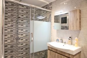 A bathroom at Comfortable apartment near Athens Airport!!