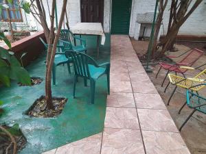 a yard with chairs and a table and a tree at Alojamiento El Bosque in Cambyretá