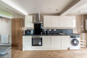 Dapur atau dapur kecil di Milo's place is a home from home