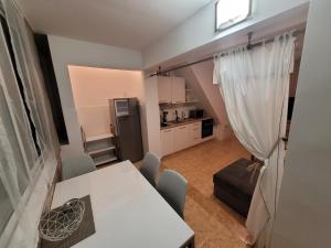 una pequeña cocina con mesa y nevera en Apartment Daniel en Novalja