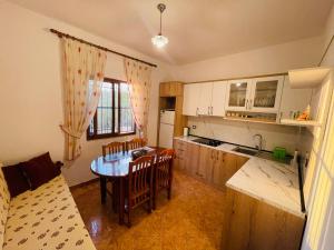 Кухня или кухненски бокс в Baka Guest House