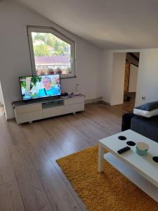 ein Wohnzimmer mit einem großen Flachbild-TV in der Unterkunft Sweet Home 2 in Niš