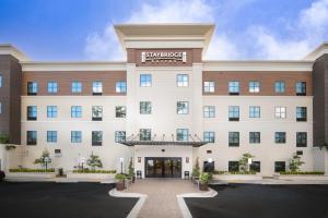 eine Darstellung der Vorderseite eines Hotels in der Unterkunft Staybridge Suites - Summerville, an IHG Hotel in Summerville