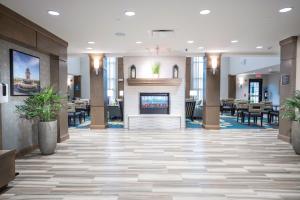 eine Lobby eines Hotels mit Kamin in der Unterkunft Staybridge Suites - Summerville, an IHG Hotel in Summerville