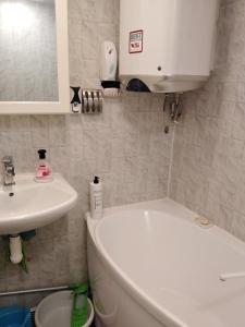 W łazience znajduje się biała umywalka, toaleta i umywalka. w obiekcie Viršu street apartaments 5 w mieście Lipawa