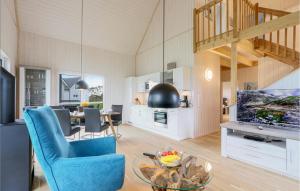 un soggiorno con tavolo e sedia blu di Amazing Home In Ostseeresort Olpenitz With Sauna a Olpenitz