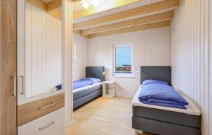 una camera con due letti e una finestra di Amazing Home In Ostseeresort Olpenitz With Sauna a Olpenitz