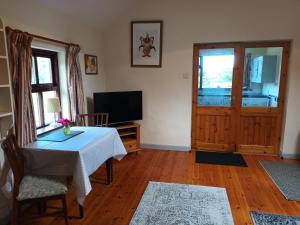 TV a/nebo společenská místnost v ubytování Sea view 1-Bed Cottage with private garden