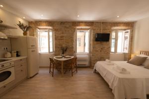 Kuchyň nebo kuchyňský kout v ubytování La Corda - renovated apartment in Corfu town