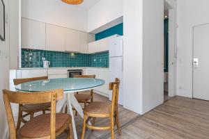 eine Küche mit Glastisch und Stühlen in der Unterkunft Ando Living - Abrantes 10 House in Lissabon + 173 Fotos