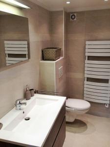 プラン・ド・ラ・トゥールにあるHameau Des Claudinsのバスルーム(白い洗面台、トイレ付)