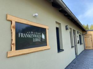 znak na boku budynku w obiekcie Frankenwald-Lodge w mieście Schwarzenbach am Wald