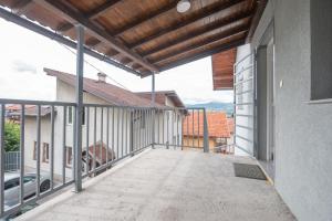 un balcón con vista a un edificio en Apartman Emir 2, en Sarajevo