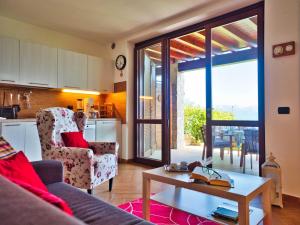 a living room with a couch and a table at Marta flat, mountain and lake view, Bellagio in Civenna