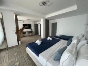 een slaapkamer met een groot bed en een bank bij Aqua Villa by the Sea in Eforie Sud
