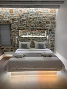 Cama ou camas em um quarto em Thomas Villas on the beach Katapola