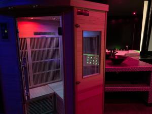 małą łazienkę z prysznicem i umywalką w obiekcie La Suite Marylin, Loft de 90m2 avec Sauna et Jacuzzi w mieście Riom