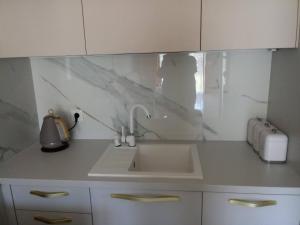 ブワディスワボボにあるRelaxのシンクとカウンタートップのあるキッチン +19枚の写真