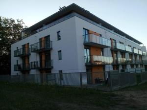 ブワディスワボボにあるRelaxのバルコニーと柵付きの白い建物