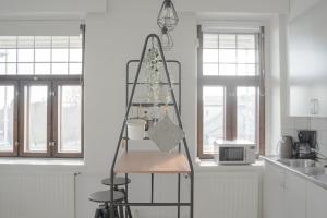 eine Küche mit einem Weihnachtsbaum auf einer Theke in der Unterkunft The Sunset - Top Floor Studio apartment in Pietarsaari