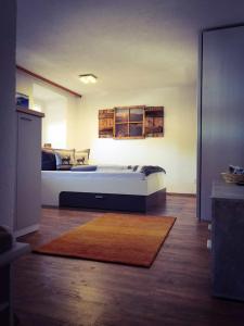 1 dormitorio con 1 cama con alfombra en el suelo en Haus Crestas, en Samnaun
