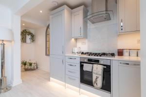 Una cocina o kitchenette en Gloucester Place Townhouse and Apartment Hot Tub!