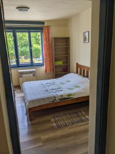 1 dormitorio con 1 cama y 2 ventanas en Tulipan Haz, en Szilvásvárad