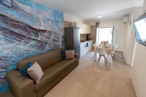 sala de estar con sofá y mesa en Alta Marea Sea Apartments en Balestrate