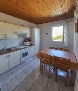 Kuchyň nebo kuchyňský kout v ubytování Apartmani Mira