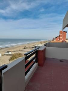 uma varanda com vista para a praia em Intersur Villa Gesell em Villa Gesell