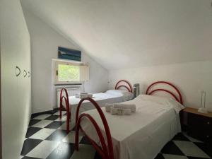 a bedroom with two beds and a checkered floor at Ampia casa marinara con meravigliosa terrazza vista mare Da Mario e Rosanna in Portovenere