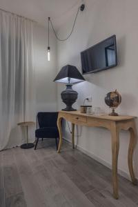 Televízia a/alebo spoločenská miestnosť v ubytovaní Dimore D'Avalos Boutique bed & breakfast