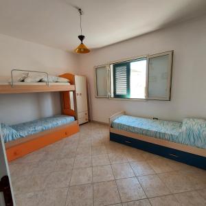 Poschodová posteľ alebo postele v izbe v ubytovaní CasaVacanze Pescoluse Glicine