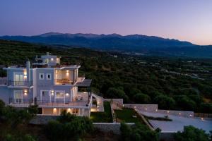 Casa blanca grande con vistas a las montañas en Villa Denise, en Kalyves