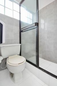 Koupelna v ubytování Kpré Coveñas by Bernalo Hotels