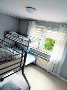 Poschodová posteľ alebo postele v izbe v ubytovaní Apartament Sumik