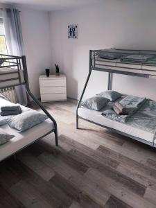 Poschodová posteľ alebo postele v izbe v ubytovaní Apartament Sumik