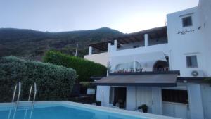 widok na dom z basenem w obiekcie Halgoduria w mieście Santa Marina Salina