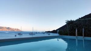 ein Pool mit blauem Wasser und Booten im Wasser in der Unterkunft Halgoduria in Santa Marina Salina