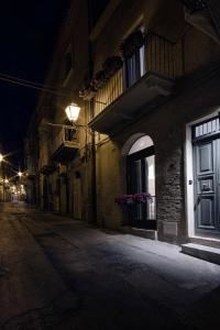 una calle vacía por la noche con un edificio en Dimore D'Avalos Boutique bed & breakfast, en Vasto