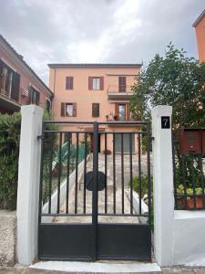 una puerta abierta con un edificio en el fondo en ROBHOUSE, en Fabriano