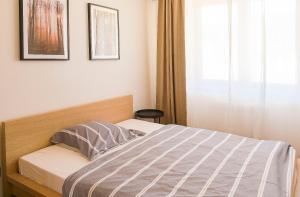 - une chambre avec un lit et une fenêtre dans l'établissement Panorama apartmán 44-C, à Donovaly