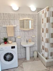 Kúpeľňa v ubytovaní Apartmani Mila A1 & A2 & 3 + 46 fotografií