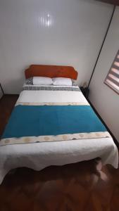 Cama en habitación pequeña con: en Cabaña Punto Punahue, en Choshuenco