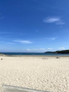 une plage de sable avec l'océan en arrière-plan dans l'établissement +NOUVEAU+ BINIC Port ET Plage, à Binic