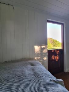 Postel nebo postele na pokoji v ubytování Shepherds Hut at Cummins Farm, Lyme Regis