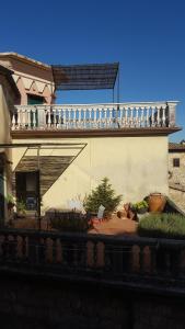 Balkón alebo terasa v ubytovaní Mansarda con solarium panoramico su centro storico di Sarteano vicino alle famose terme della Val d'Orcia