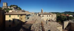 a view of a village with buildings and roofs at Mansarda con solarium panoramico su centro storico di Sarteano vicino alle famose terme della Val d'Orcia in Sarteano