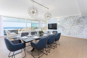 A television and/or entertainment centre at Ensuite Penthouse Panoramic Sea View with Jacuzzi