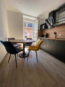 uma cozinha com mesa e cadeiras num quarto em +NOUVEAU+ BINIC Port ET Plage em Binic